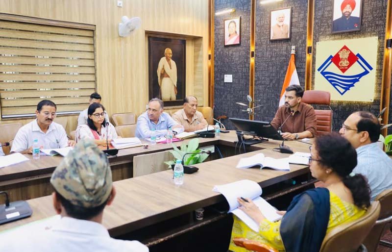 कोरोनेशन अस्पताल की घटती आय पर डीएम सख्त, वित्तीय जांच और स्वास्थ्य सुविधाओं के विस्तार के दिए निर्देश