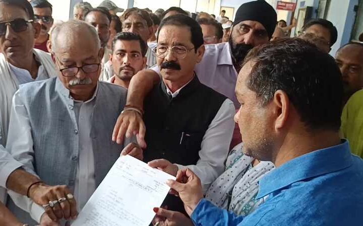 ग्राफिक एरा अस्पताल पर मरीजों से लूट और अनियमितताओं के आरोप, जन संघर्ष मोर्चा ने किया तहसील घेराव