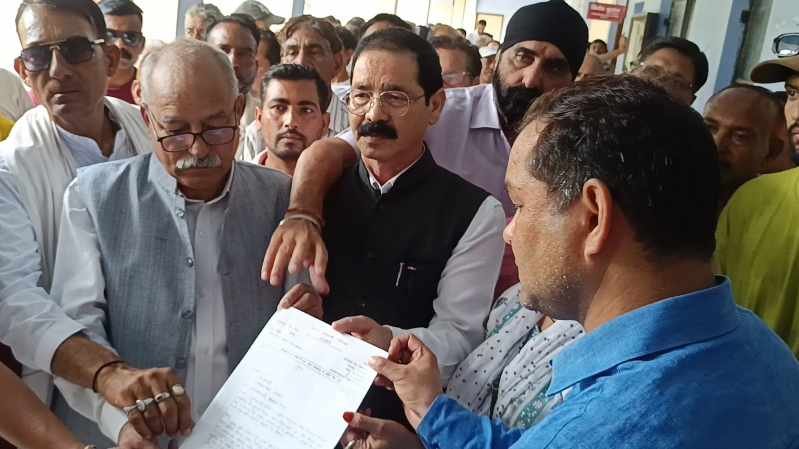 ग्राफिक एरा अस्पताल पर मरीजों से लूट और अनियमितताओं के आरोप, जन संघर्ष मोर्चा ने किया तहसील घेराव