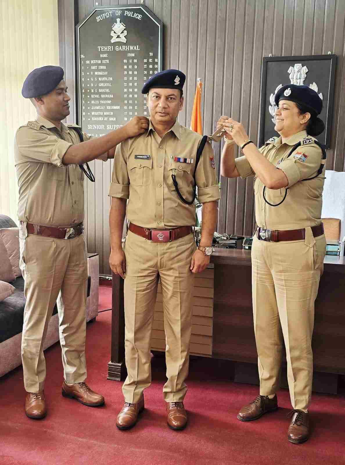टिहरी पुलिस में पिपिंग सेरेमनी: निरीक्षक नदीम अतहर बने डीएसपी, एसएसपी श्वेता चौबे ने पहनाए नए रैंक