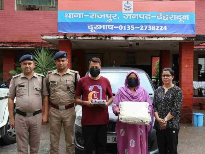 राजपुर के बड़े साड़ी शोरूम में लाखों की चोरी का खुलासा, महिला समेत दो आरोपी दिल्ली से गिरफ्तार