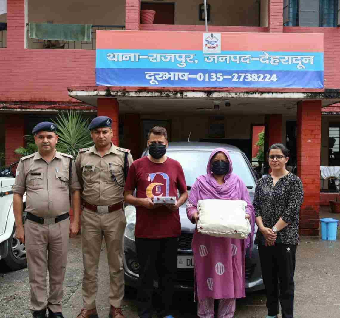 राजपुर के बड़े साड़ी शोरूम में लाखों की चोरी का खुलासा, महिला समेत दो आरोपी दिल्ली से गिरफ्तार