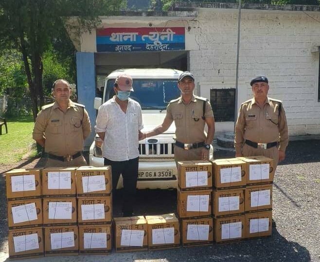 त्यूणी में 20 पेटी अवैध शराब के साथ तस्कर गिरफ्तार, बोलेरो वाहन सीज