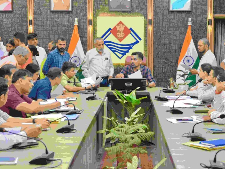 समाधान दिवस में डीएम के सामने पहुंचीं 169 शिकायतें, अवैध कब्जों पर सख्ती और लापरवाह अधिकारियों पर कार्रवाई के निर्देश