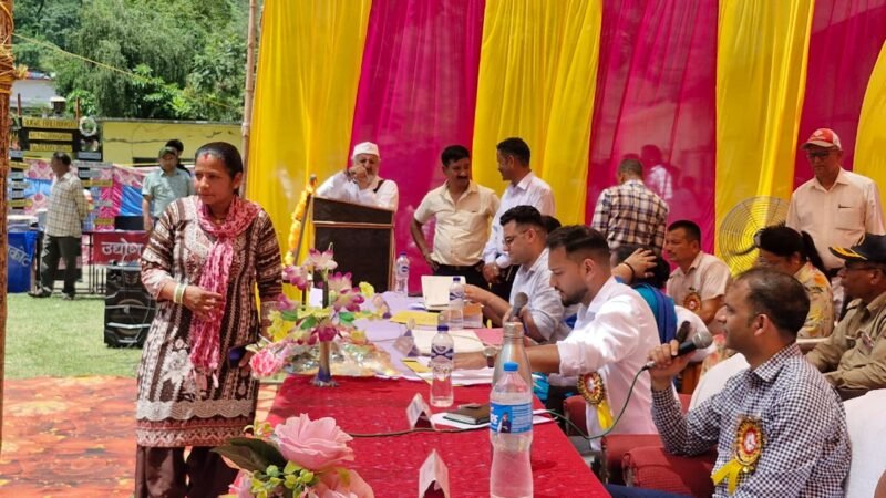 बलुवाकोट में जनसेवा शिविर में 67 शिकायतें सुनी गईं, डीएम ने अधिकांश का मौके पर कराया समाधान