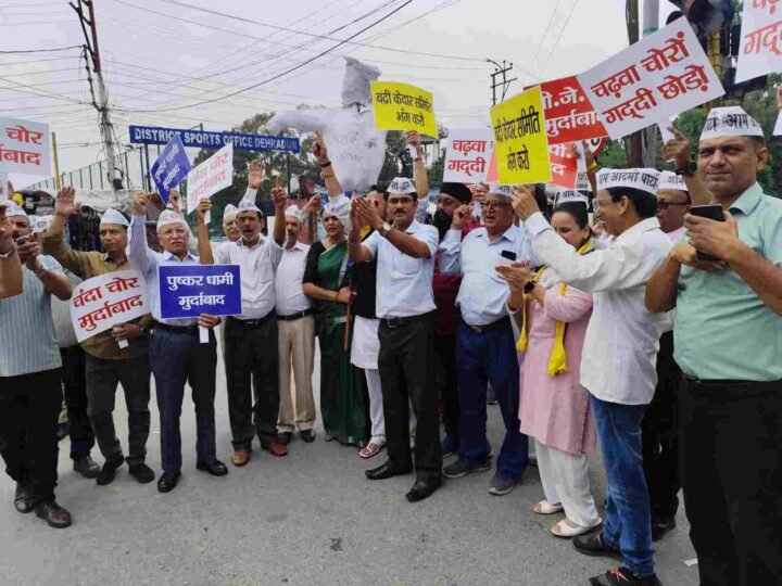 बद्रीनाथ मंदिर में चढ़ावा चोरी पर आम आदमी पार्टी का प्रदर्शन, सरकार पर लगाए गंभीर आरोप