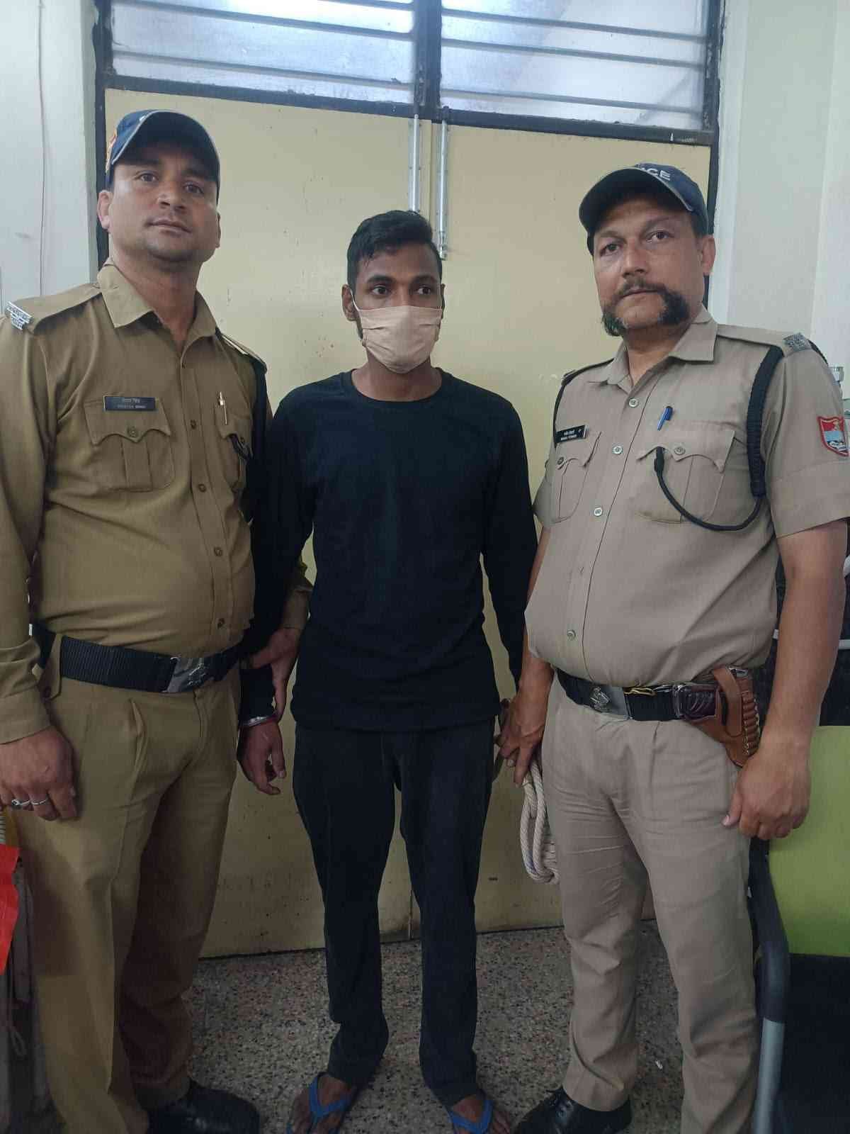 अल्मोड़ा में हत्या की सनसनीखेज वारदात का कुछ ही घंटों में खुलासा, आरोपी हथौड़ा और चाकू समेत गिरफ्तार