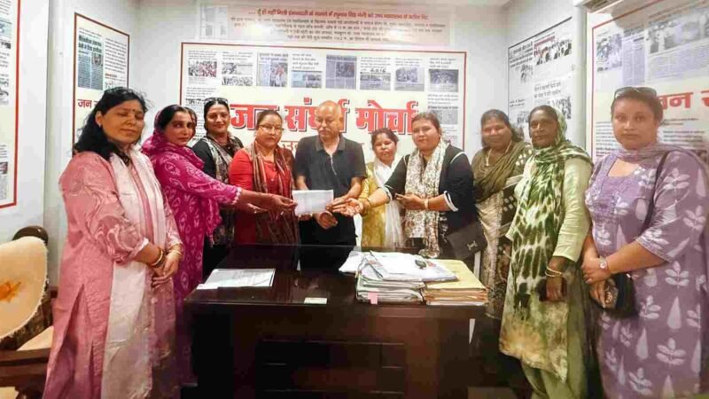 स्वयं सहायता समूहों से ही टेक होम राशन वितरण की मांग, नारी शक्ति संगठन ने रघुनाथ सिंह नेगी को सौंपा ज्ञापन