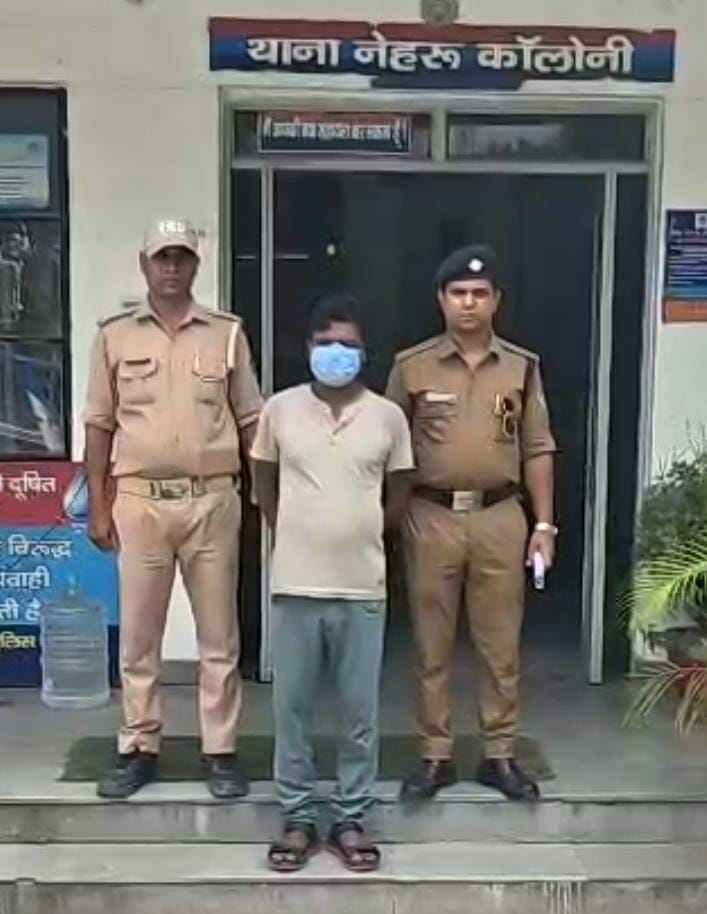 नेहरू कॉलोनी में नकबजनी का खुलासा, शातिर चोर गिरफ्तार; चोरी की नकदी और मूर्ति बरामद