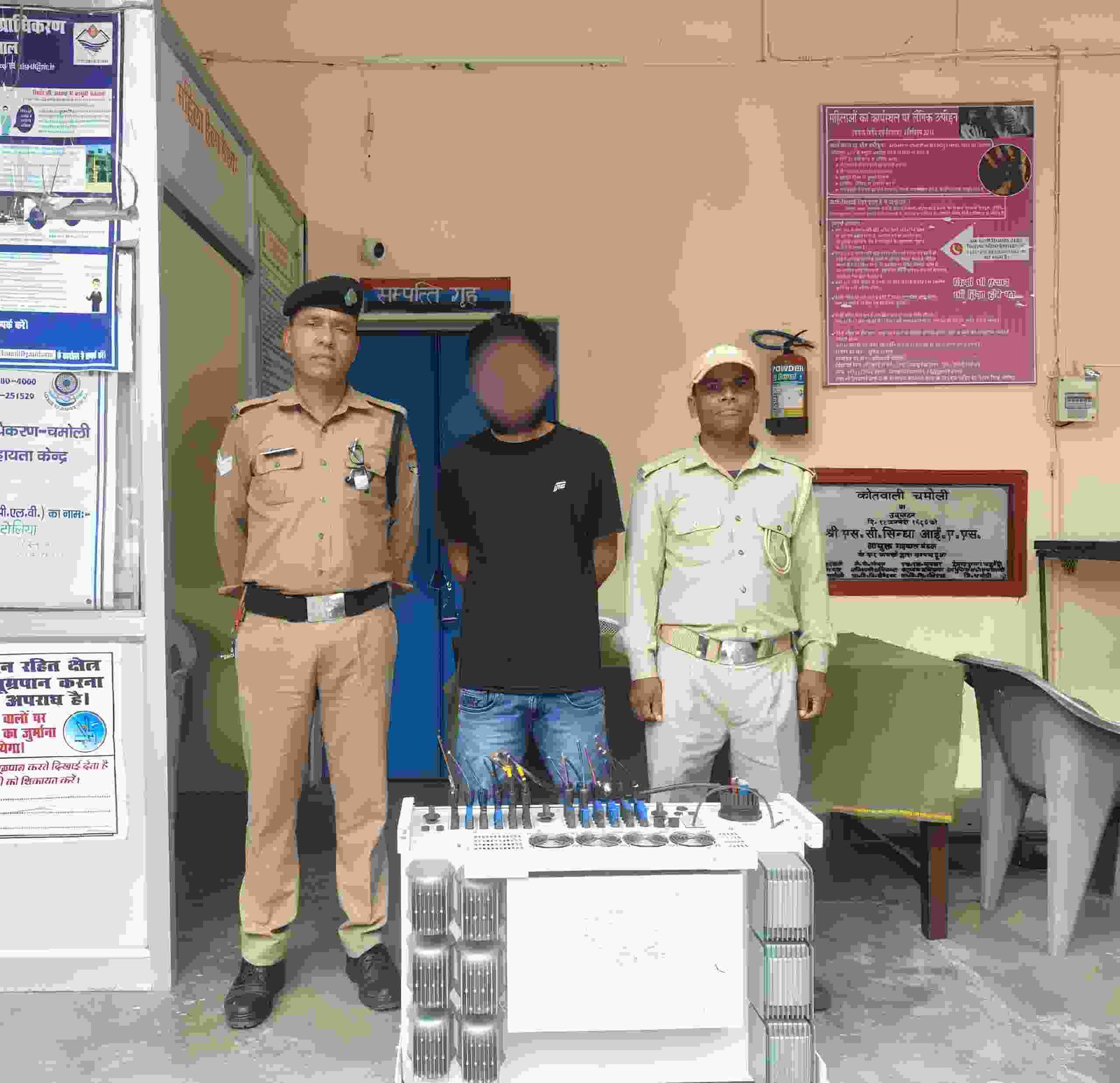चमोली पुलिस ने सोलर प्लांट से 3.50 लाख की चोरी का किया खुलासा, आरोपी गिरफ्तार; सोलर इन्वर्टर बरामद