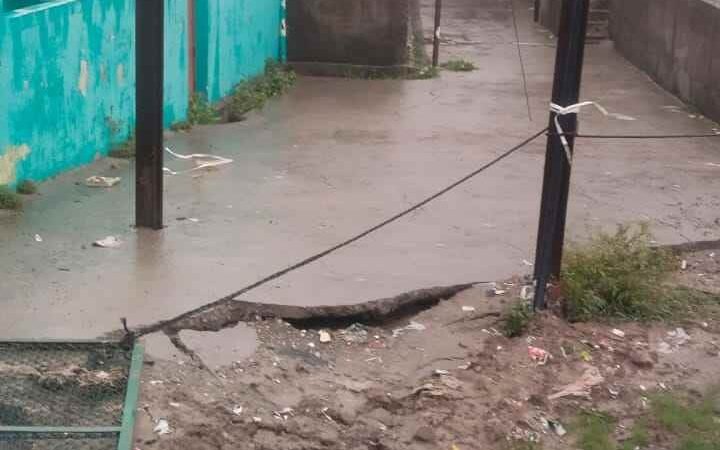 भारी बारिश से चंद्र रोड पुल के पास भू-धंसाव, विद्युत पोल पर मंडराया खतरा; लोगों ने सांकेतिक जाम लगाकर पुल की मरम्मत की मांग उठाई