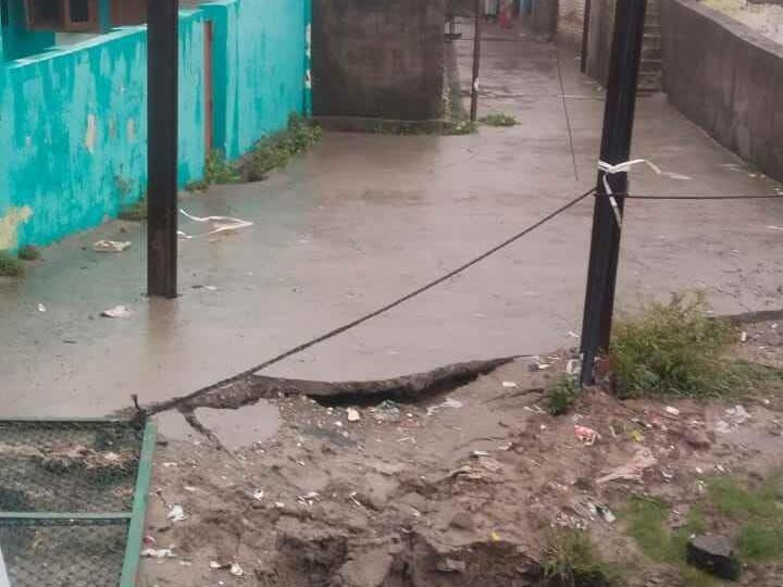 भारी बारिश से चंद्र रोड पुल के पास भू-धंसाव, विद्युत पोल पर मंडराया खतरा; लोगों ने सांकेतिक जाम लगाकर पुल की मरम्मत की मांग उठाई