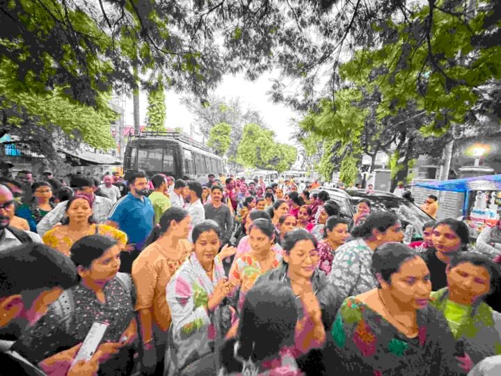स्वास्थ्य मंत्री आवास पर नर्सिंग अभ्यर्थियों का प्रदर्शन, वादा निभाने और जल्द निर्णय की उठाई मांग