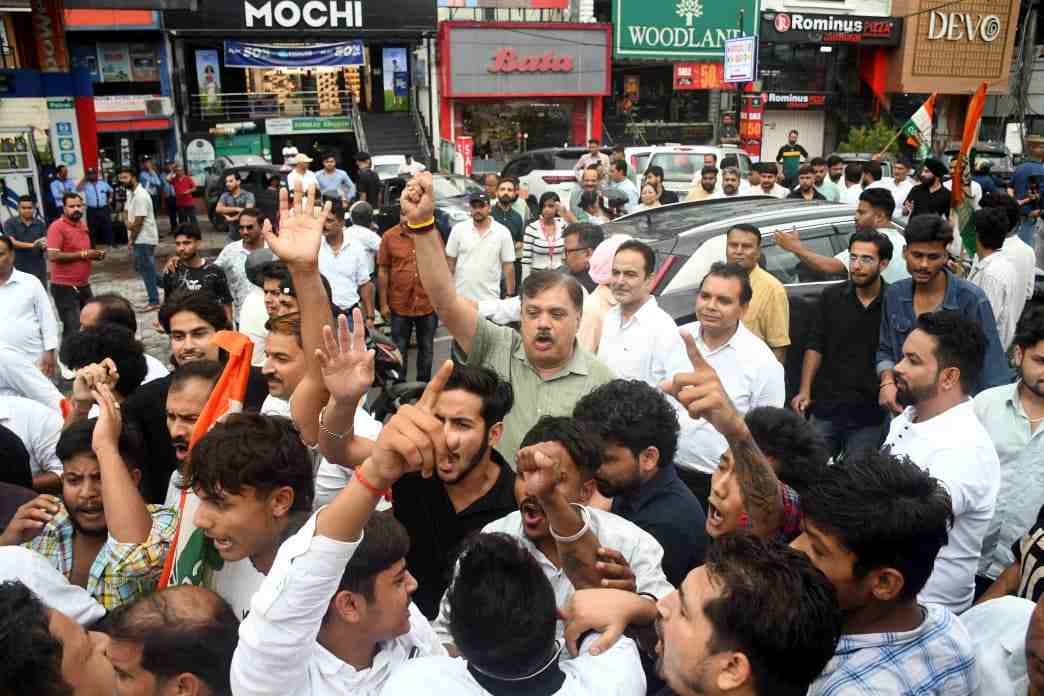 भाजपा कार्यालय की ओर कांग्रेस का कूच, पुलिस ने बैरिकेडिंग कर रोका; गणेश गोदियाल ने सरकार पर साधा निशाना
