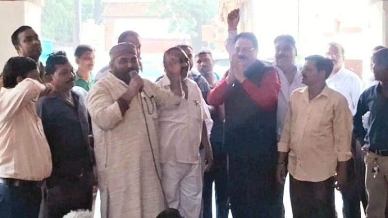 सफाई कर्मचारी यूनियन के धरने पर पहुंचे अशोक वर्मा, बोले— वार्ता से होगा समस्याओं का समाधान