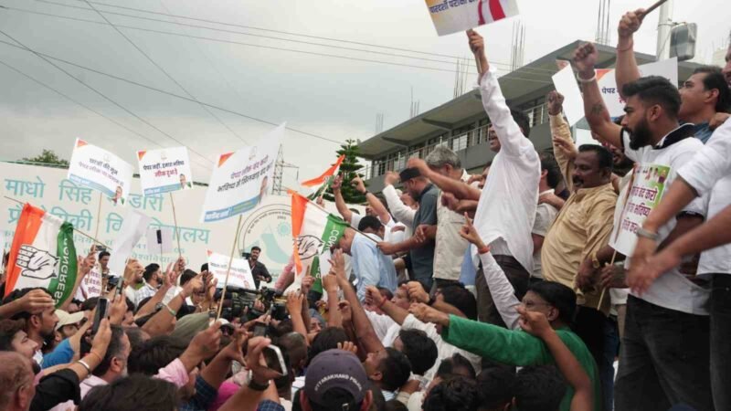 तकनीकी विश्वविद्यालय पेपर लीक पर कांग्रेस का हल्ला बोल, धन सिंह रावत का पुतला फूंका, नेताओं को पुलिस ने हिरासत में लिया