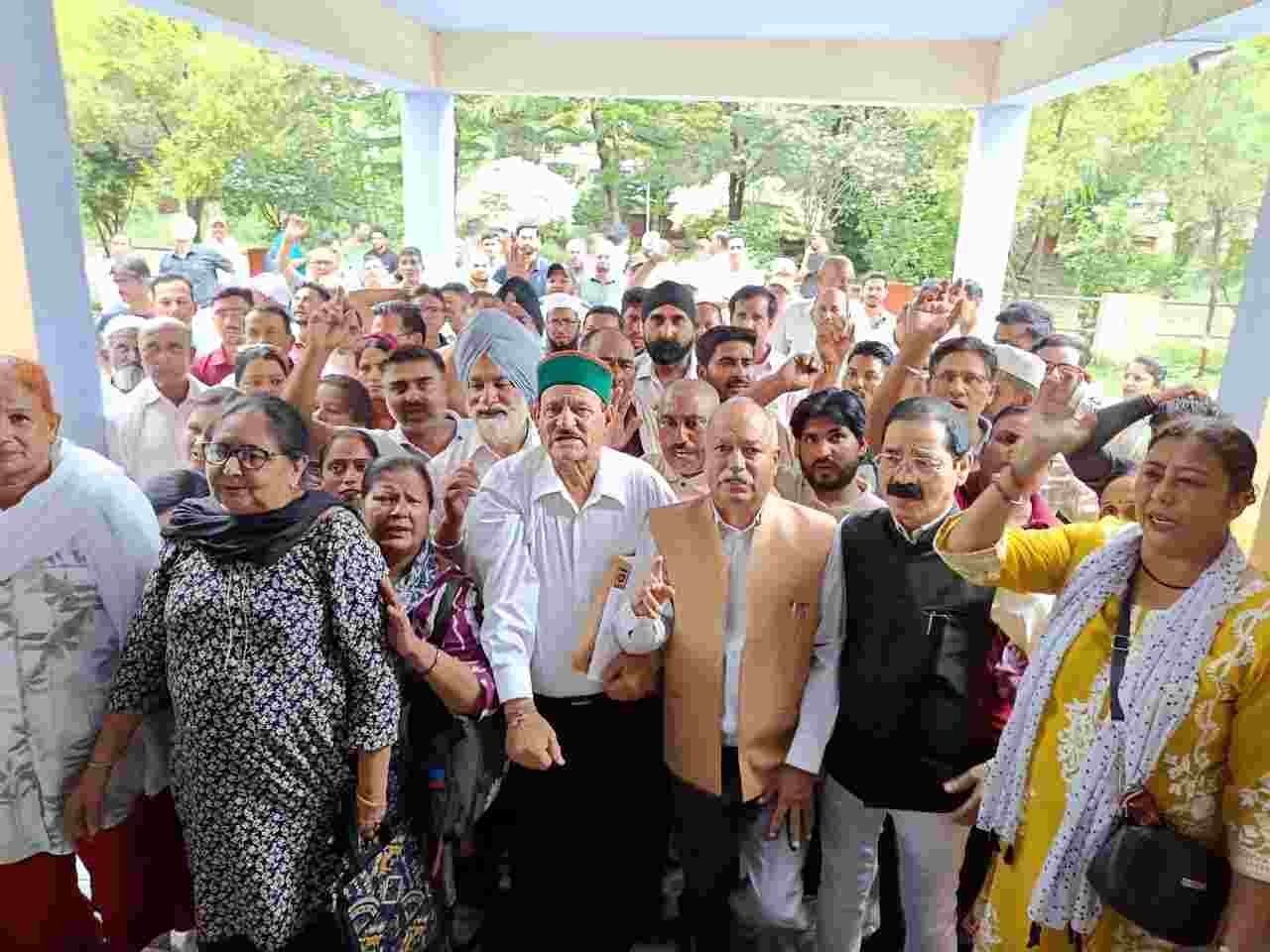 व्यावसायिक प्रशिक्षकों और छात्रों के मुद्दे पर जन संघर्ष मोर्चा का प्रदर्शन, शिक्षा मंत्री की बर्खास्तगी की उठाई मांग