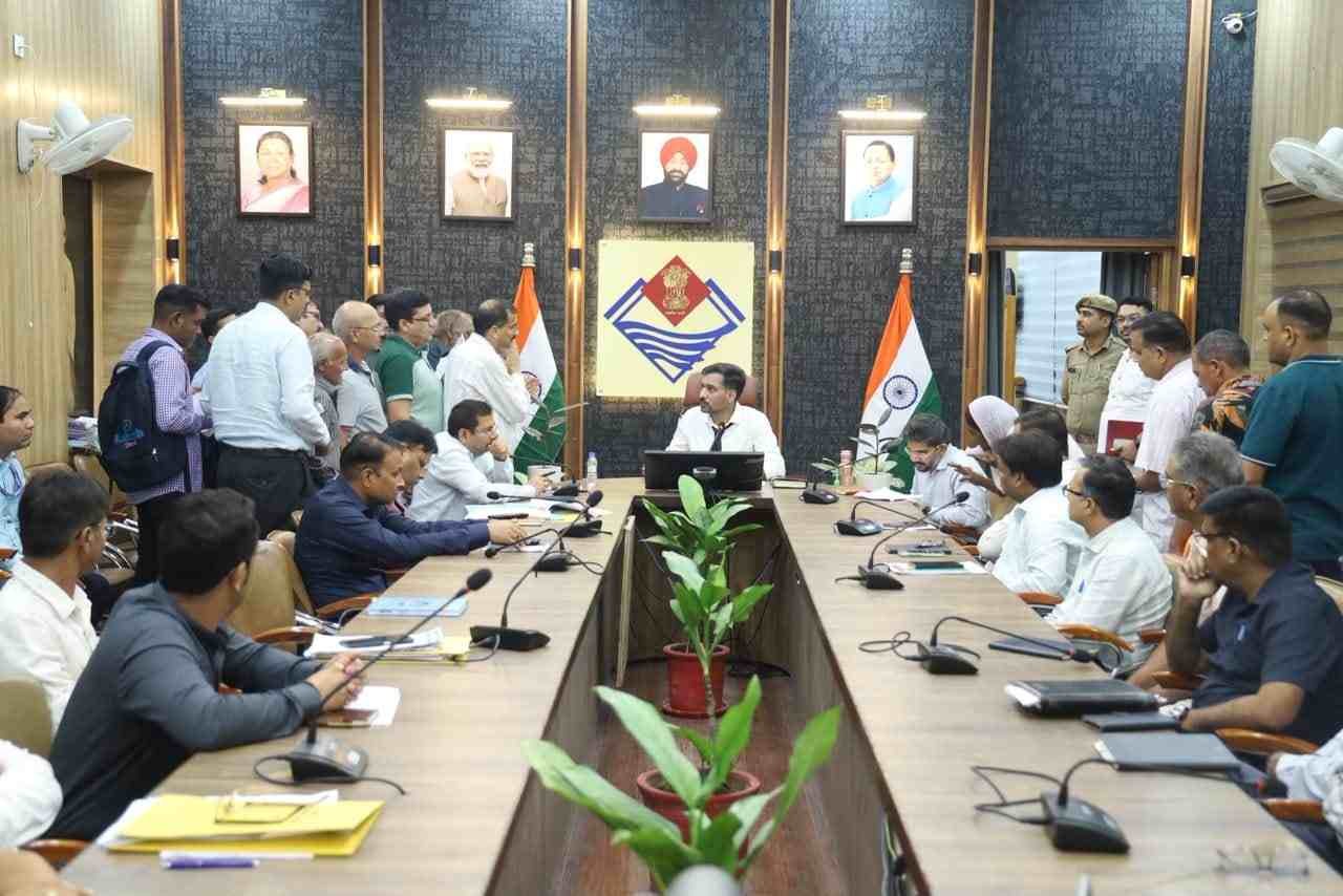 समाधान दिवस में डीएम डॉ. आशीष चौहान सख्त, 164 शिकायतों की सुनवाई; लापरवाही पर कार्रवाई की चेतावनी