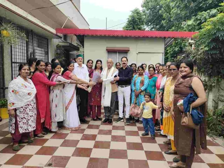 आंगनबाड़ी कार्यकत्रियों ने बकाया मानदेय मिलने पर  किया मोर्चा अध्यक्ष नेगी का अभिनंदन