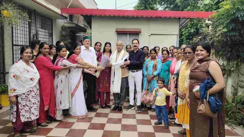 आंगनबाड़ी कार्यकत्रियों ने बकाया मानदेय मिलने पर  किया मोर्चा अध्यक्ष नेगी का अभिनंदन