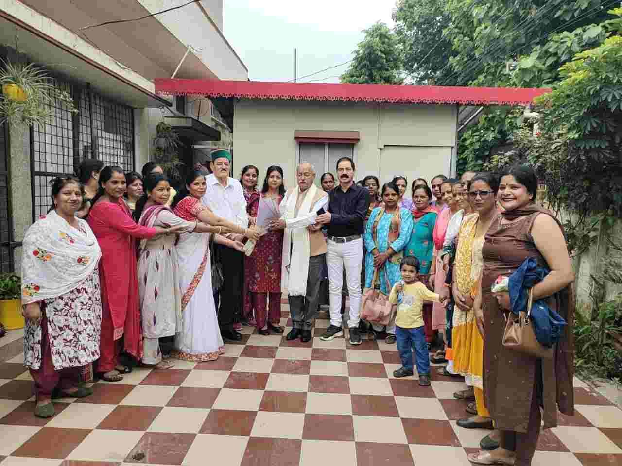 आंगनबाड़ी कार्यकत्रियों ने बकाया मानदेय मिलने पर  किया मोर्चा अध्यक्ष नेगी का अभिनंदन