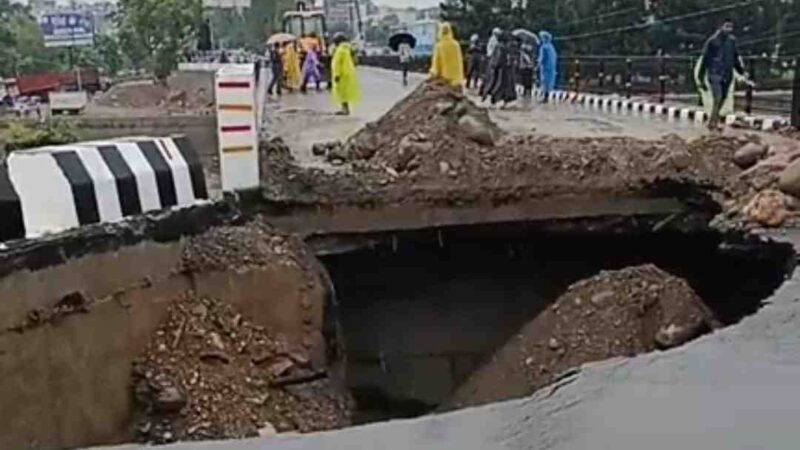 16 करोड़ का टोंस नदी पुल पहली बारिश में जलमग्न, AAP ने भाजपा सरकार पर लगाए भ्रष्टाचार के आरोप