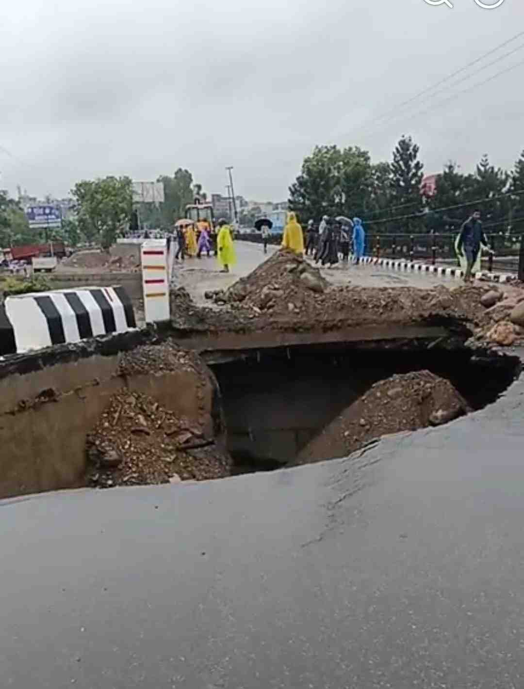 16 करोड़ का टोंस नदी पुल पहली बारिश में जलमग्न, AAP ने भाजपा सरकार पर लगाए भ्रष्टाचार के आरोप