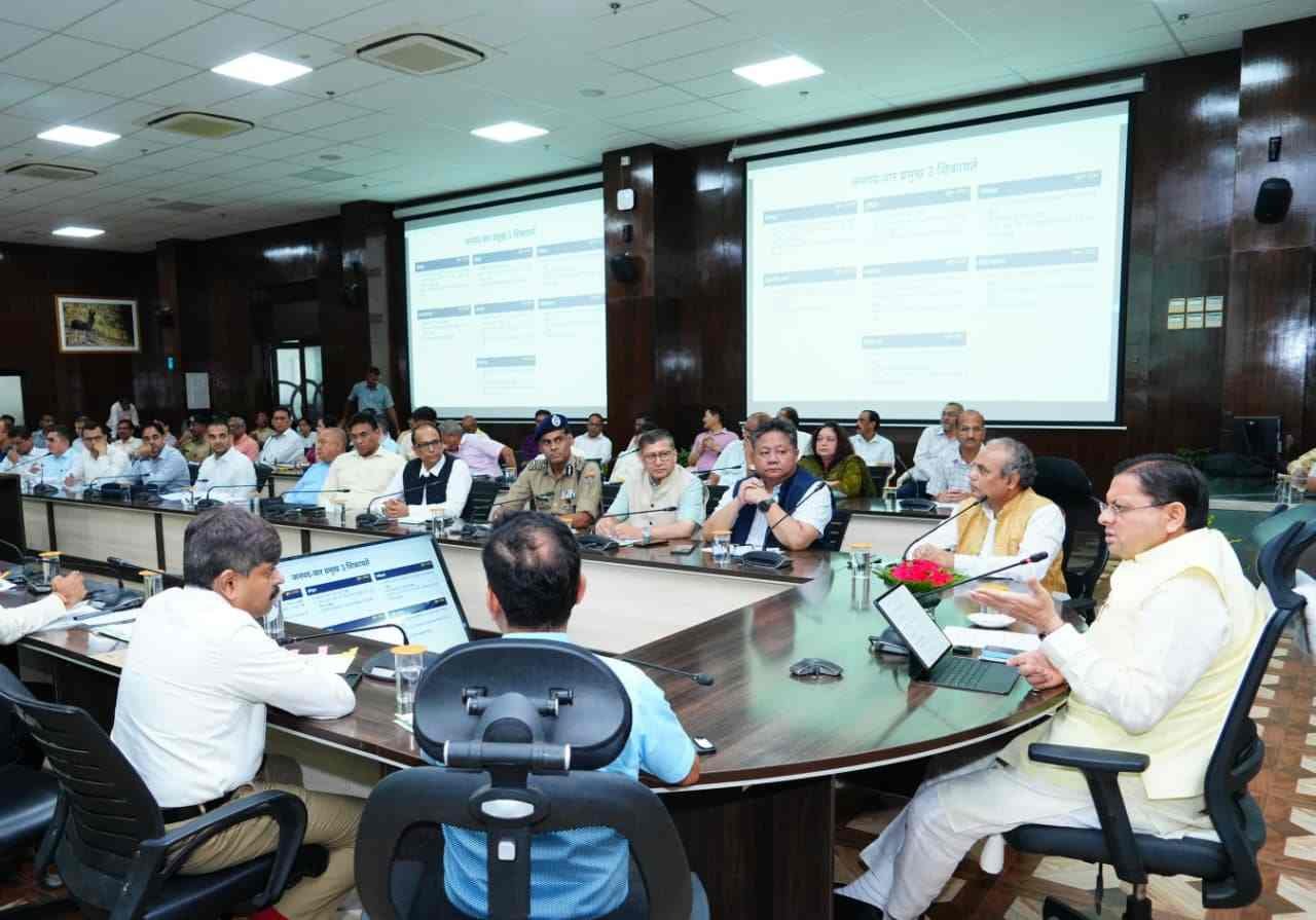 सीएम धामी के सख्त तेवर: जन शिकायतों में लापरवाही बर्दाश्त नहीं, शून्य कार्रवाई वाले अधिकारियों को कारण बताओ नोटिस के निर्देश
