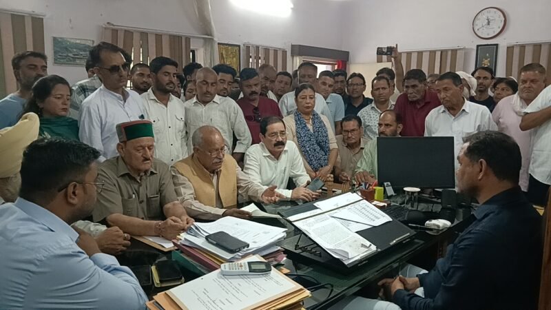 प्रधानमंत्री आवास योजना में अनियमितताओं का आरोप, जन संघर्ष मोर्चा ने तहसील घेरकर जांच की उठाई मांग