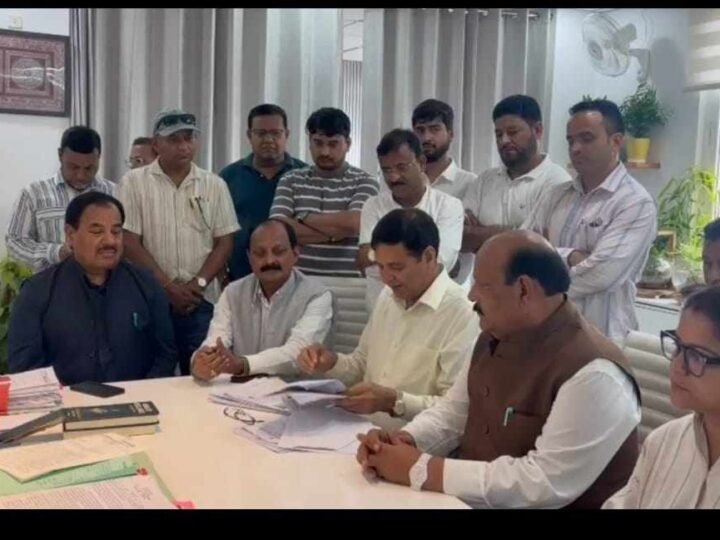 एसआईआर प्रक्रिया में खामियों का आरोप, कांग्रेस प्रतिनिधिमंडल ने मुख्य निर्वाचन अधिकारी को सौंपा ज्ञापन