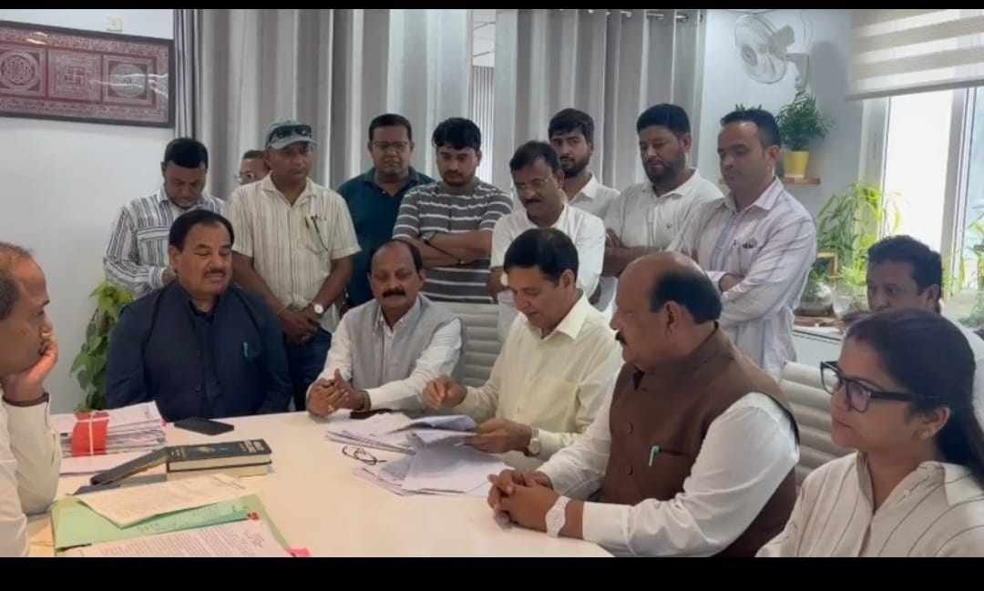 एसआईआर प्रक्रिया में खामियों का आरोप, कांग्रेस प्रतिनिधिमंडल ने मुख्य निर्वाचन अधिकारी को सौंपा ज्ञापन