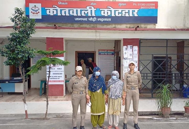 सिद्धबली मंदिर में श्रद्धालुओं को निशाना बनाने वाली दो शातिर महिला टप्पेबाज गिरफ्तार, चोरी की सोने की चेन-लॉकेट बरामद