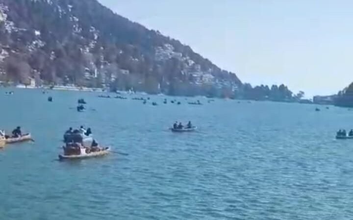 नैनीताल में खिली गुनगुनी धूप, वीकेंड पर पर्यटकों की बढ़ी रौनक; नौकायन और दर्शनों का लिया आनंद