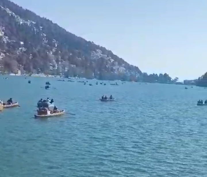नैनीताल में खिली गुनगुनी धूप, वीकेंड पर पर्यटकों की बढ़ी रौनक; नौकायन और दर्शनों का लिया आनंद