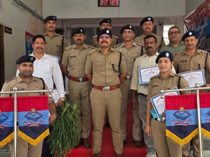 उत्कृष्ट कार्य करने वाले 10 पुलिसकर्मी सम्मानित, अपराध नियंत्रण को लेकर एसएसपी के कड़े निर्देश