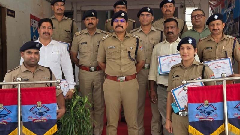 उत्कृष्ट कार्य करने वाले 10 पुलिसकर्मी सम्मानित, अपराध नियंत्रण को लेकर एसएसपी के कड़े निर्देश