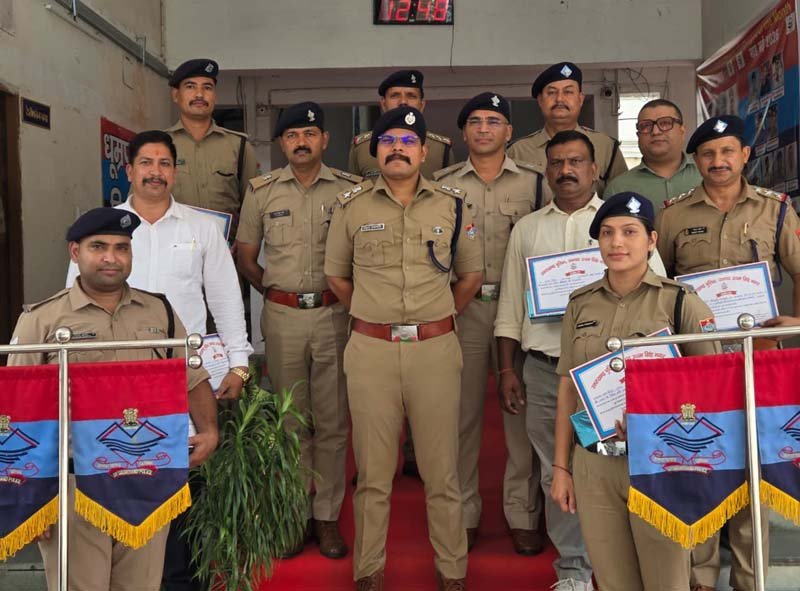 उत्कृष्ट कार्य करने वाले 10 पुलिसकर्मी सम्मानित, अपराध नियंत्रण को लेकर एसएसपी के कड़े निर्देश
