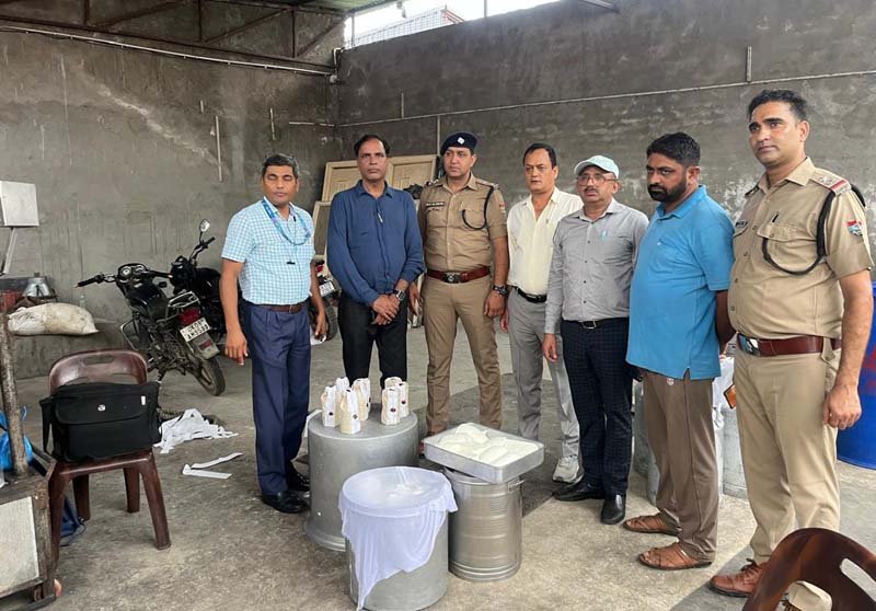 हरिद्वार में नकली पनीर फैक्ट्री पर छापा, 50 किलो पनीर नष्ट; खाद्य सुरक्षा विभाग ने भेजे जांच के लिए नमूने
