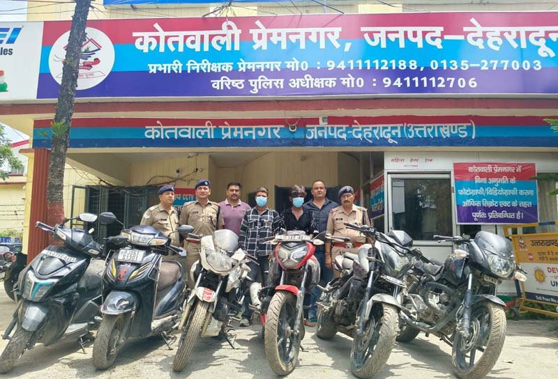 दून पुलिस का वाहन चोर गिरोह पर शिकंजा, 2 शातिर गिरफ्तार; चोरी के 6 दोपहिया वाहन बरामद