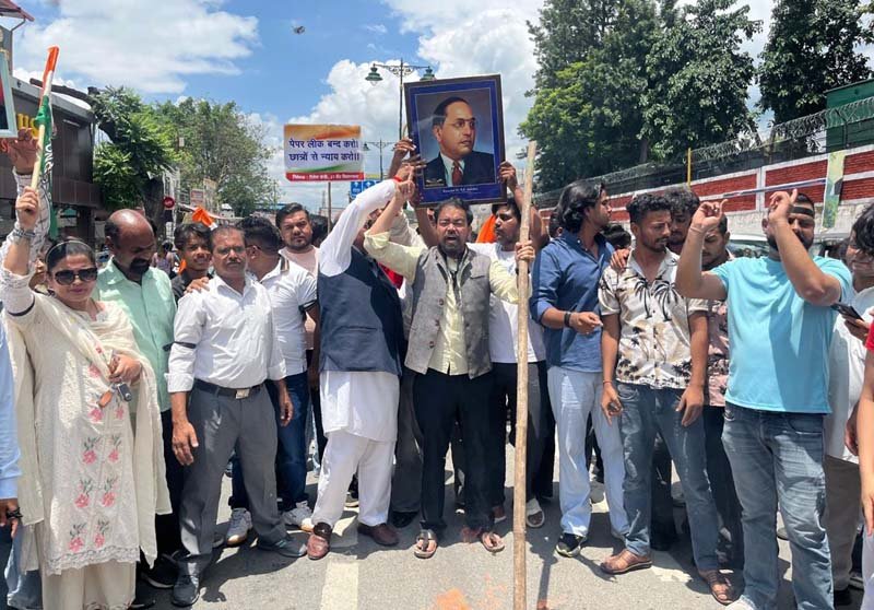 बेरोजगार युवाओं के समर्थन में कांग्रेस का प्रदर्शन, किशननगर चौक पर सरकार का पुतला फूंका