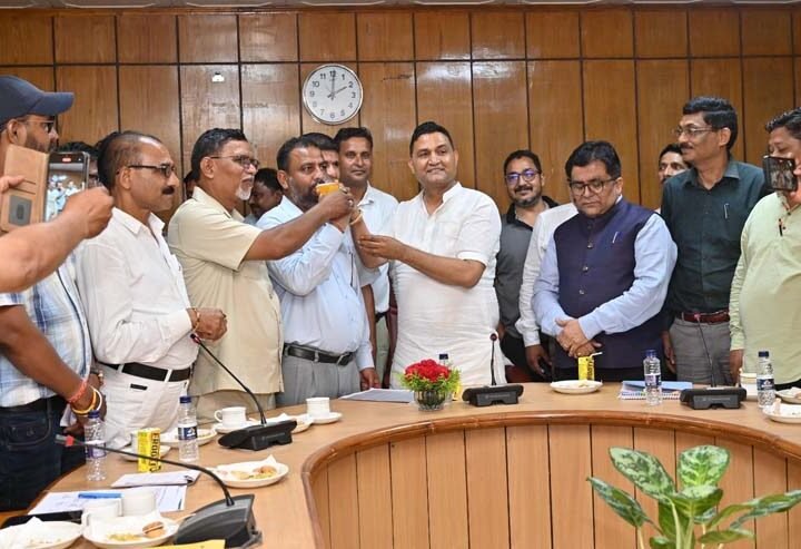 सफाई कर्मचारियों की समस्याओं के समाधान को सरकार प्रतिबद्ध, मंत्री राम सिंह कैड़ा ने जूस पिलाकर तुड़वाया अनशन