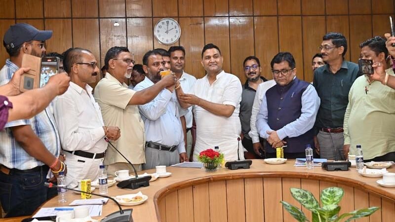 सफाई कर्मचारियों की समस्याओं के समाधान को सरकार प्रतिबद्ध, मंत्री राम सिंह कैड़ा ने जूस पिलाकर तुड़वाया अनशन