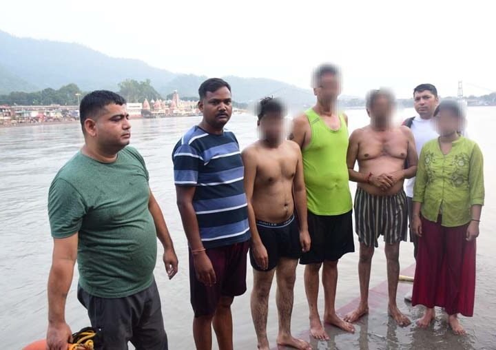 गंगा में डूब रहे जयपुर के एक ही परिवार के चार लोगों को टिहरी पुलिस ने बचाया, साहसिक रेस्क्यू से टला बड़ा हादसा