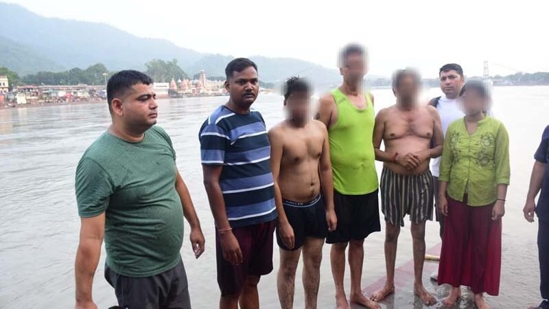 गंगा में डूब रहे जयपुर के एक ही परिवार के चार लोगों को टिहरी पुलिस ने बचाया, साहसिक रेस्क्यू से टला बड़ा हादसा