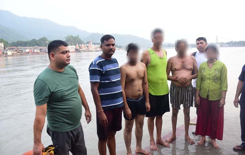 गंगा में डूब रहे जयपुर के एक ही परिवार के चार लोगों को टिहरी पुलिस ने बचाया, साहसिक रेस्क्यू से टला बड़ा हादसा