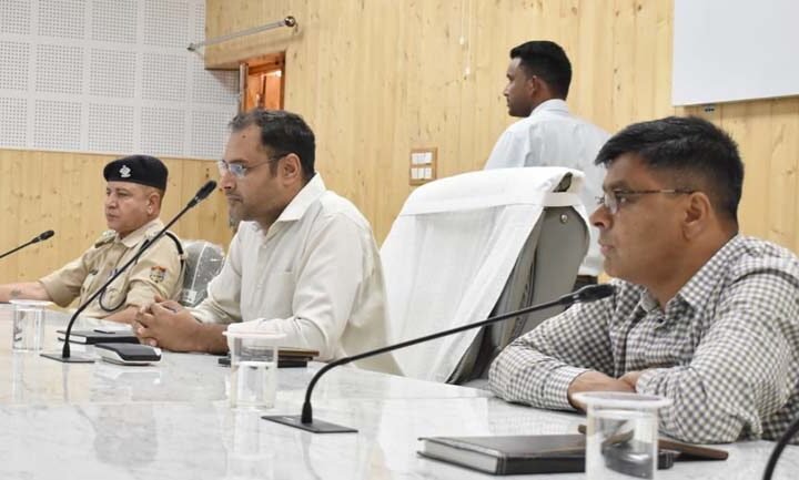 जनता मिलन में डीएम गौरव कुमार का सख्त रुख, क्षतिग्रस्त विद्यालयों के लिए नाबार्ड प्रस्ताव और लोल्टी में श्रम-आधार शिविर के निर्देश