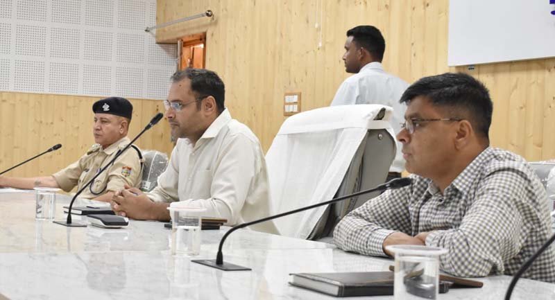 जनता मिलन में डीएम गौरव कुमार का सख्त रुख, क्षतिग्रस्त विद्यालयों के लिए नाबार्ड प्रस्ताव और लोल्टी में श्रम-आधार शिविर के निर्देश