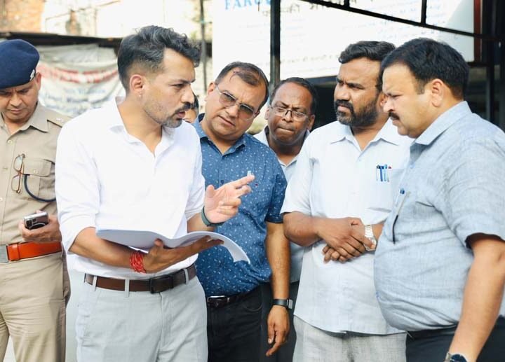 तहसील चौक–आढ़त बाजार सड़क चौड़ीकरण परियोजना का डीएम ने किया निरीक्षण, मुआवजा वितरण में तेजी के दिए निर्देश