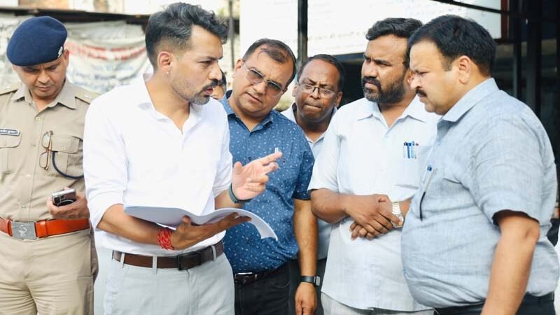 तहसील चौक–आढ़त बाजार सड़क चौड़ीकरण परियोजना का डीएम ने किया निरीक्षण, मुआवजा वितरण में तेजी के दिए निर्देश