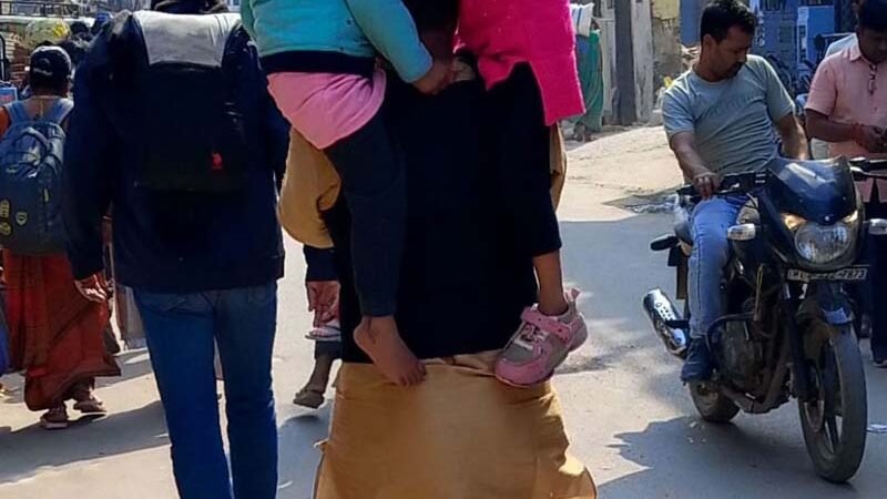 सिकुड़ती बाहरी दुनिया और बदलती सामाजिक व्यवस्था